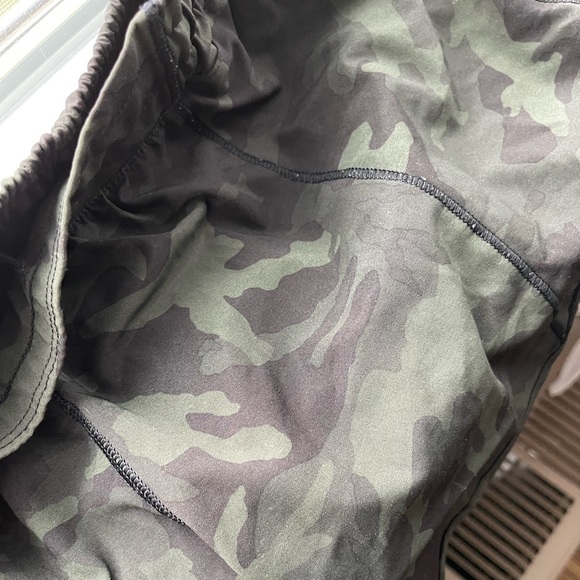 Lululemon Hotty hot shorts size 8 camo - Picture 4 of 6